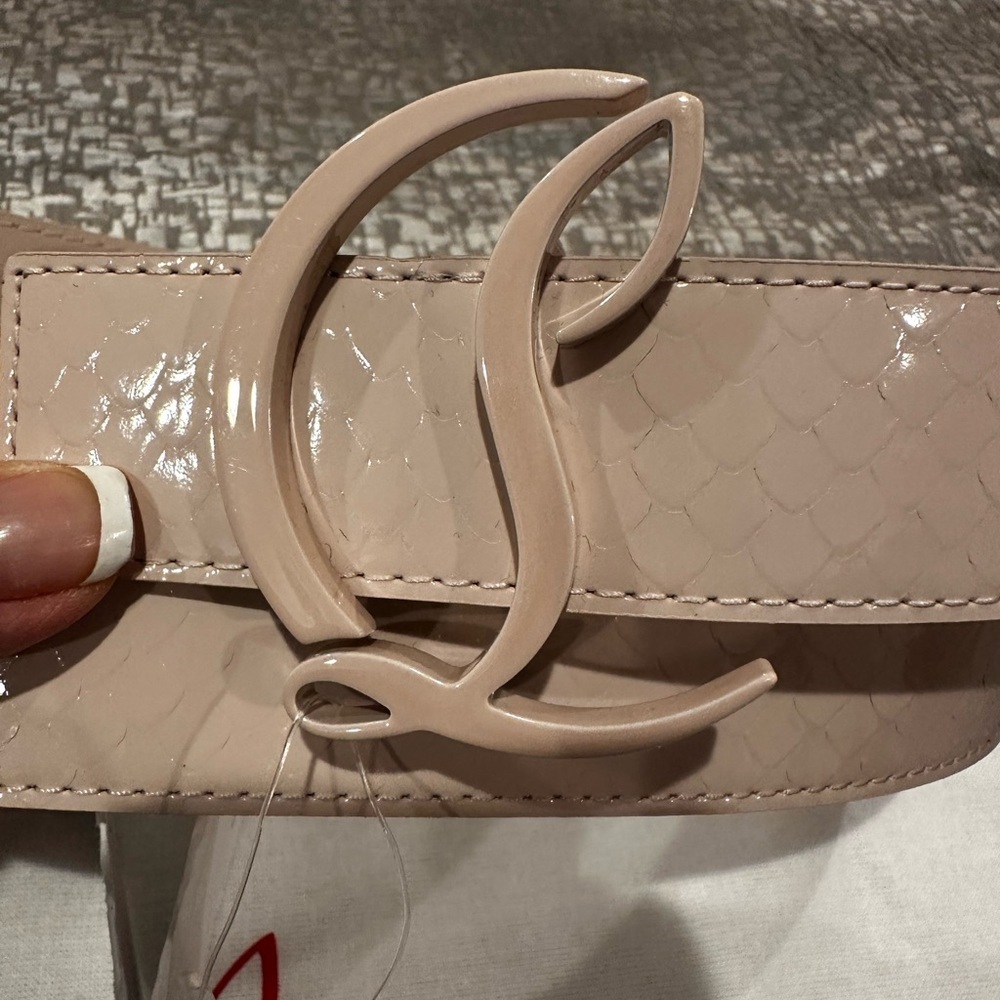 Elegant Cream Belt with Signature Logo - Picture 4 of 6